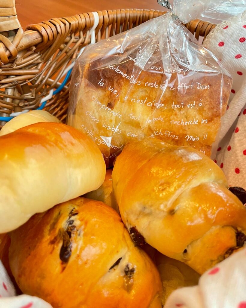 かごに入ったパン