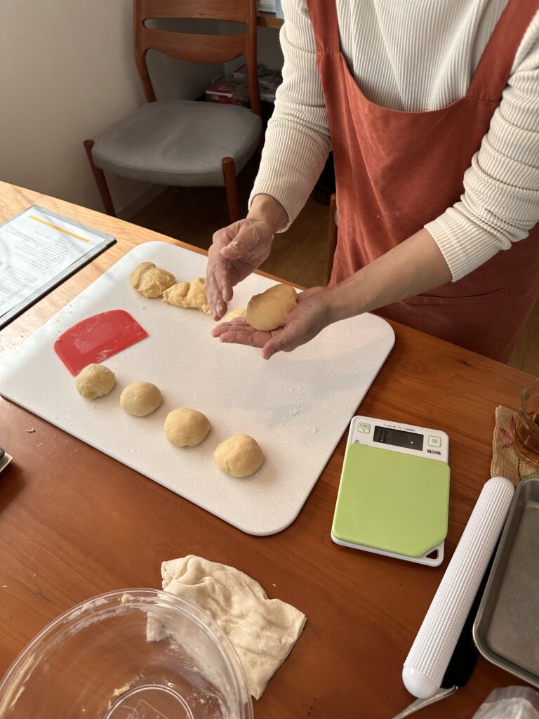 生地を丸めている
