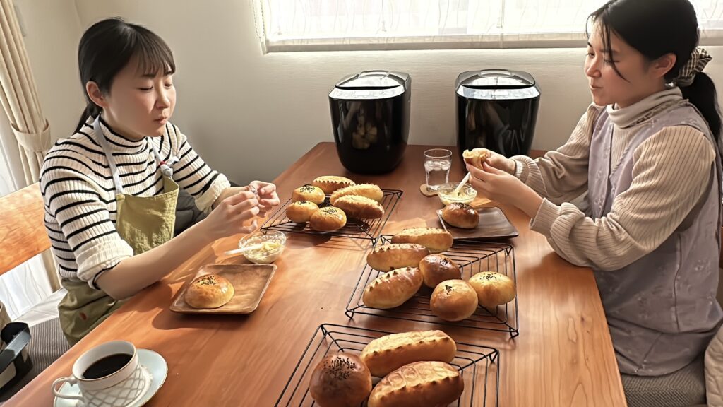 焼きたてパンの試食中