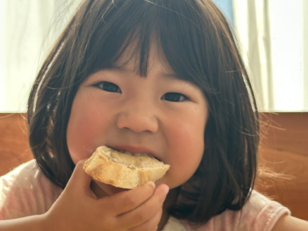 パンを頬張る美涼