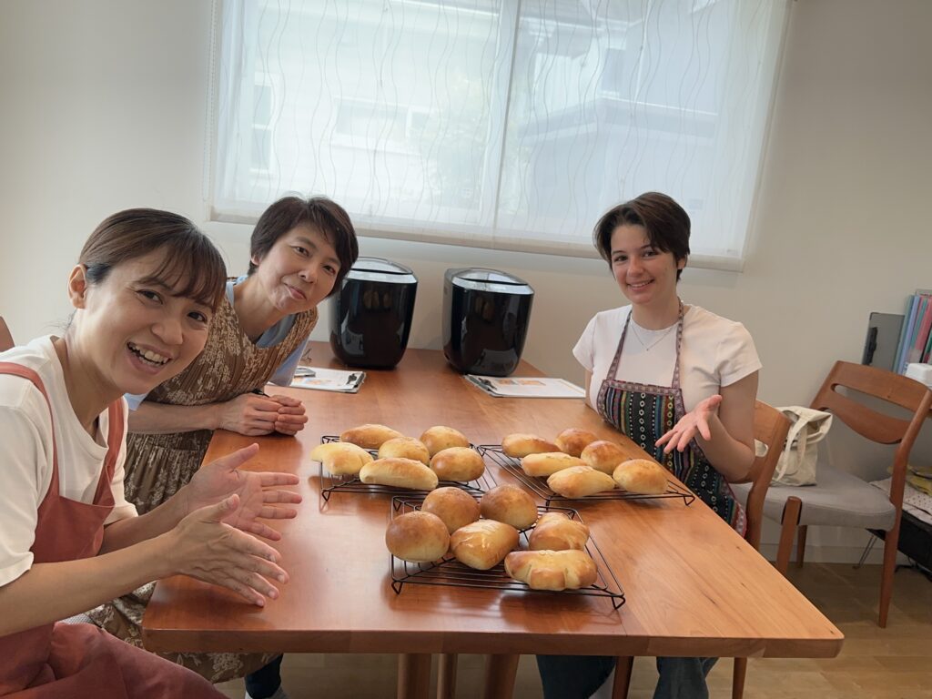 焼きたてパンを囲んで