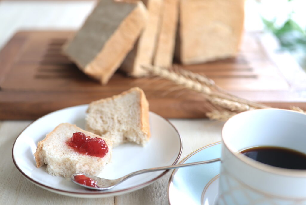 パンとコーヒーが並ぶ朝食の様子