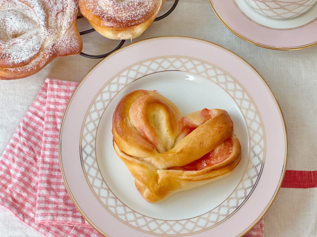 ハートパン(いちごジャム)