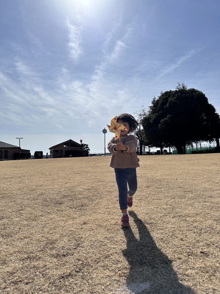 公園で遊ぶ子供