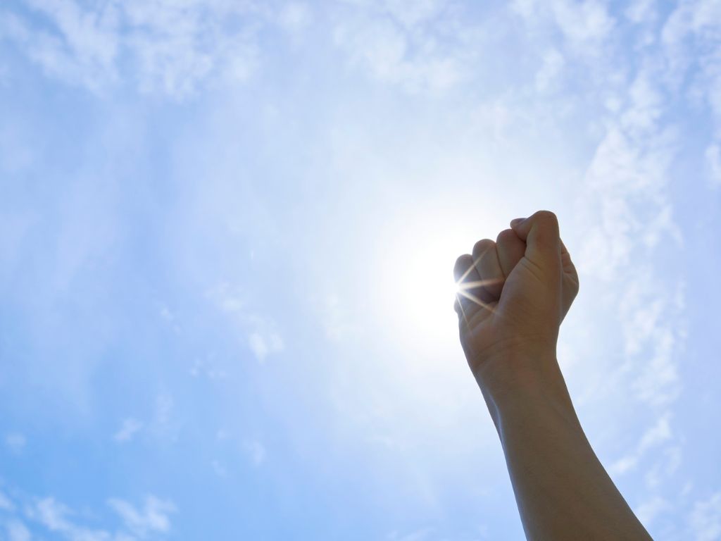 空に向け拳を突き上げている