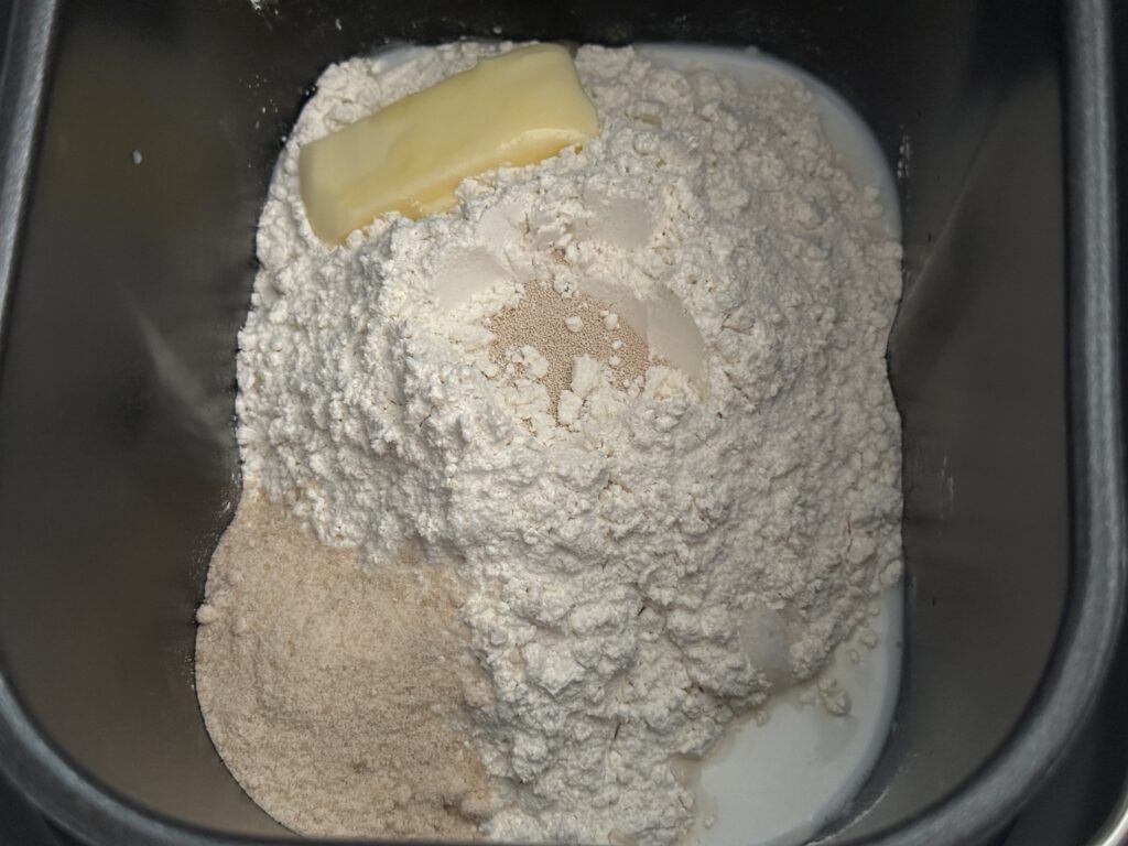 ホームベーカリーの規定の位置に材料を入れた状態