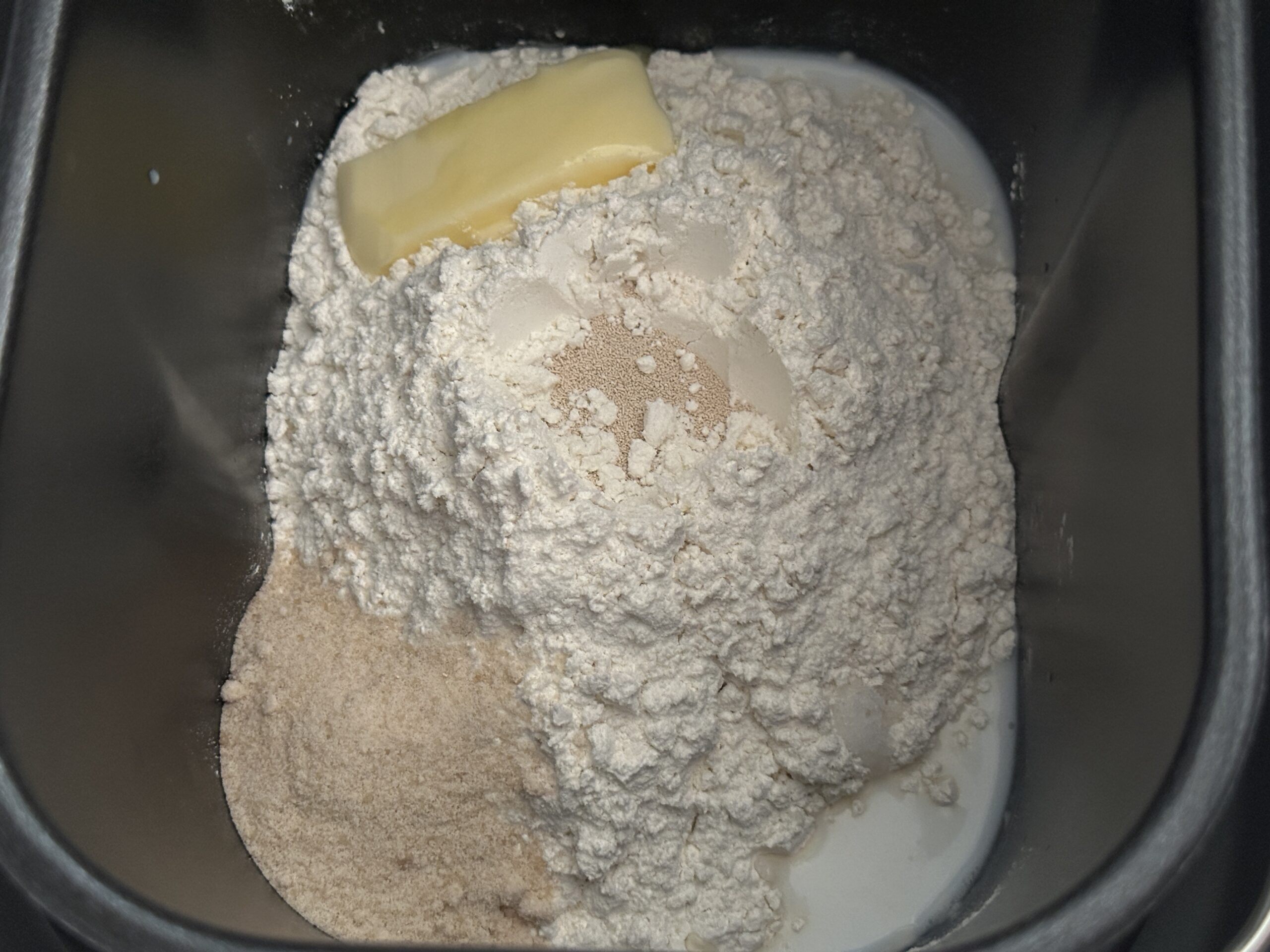 ホームベーカリーの規定の位置に材料を入れた状態