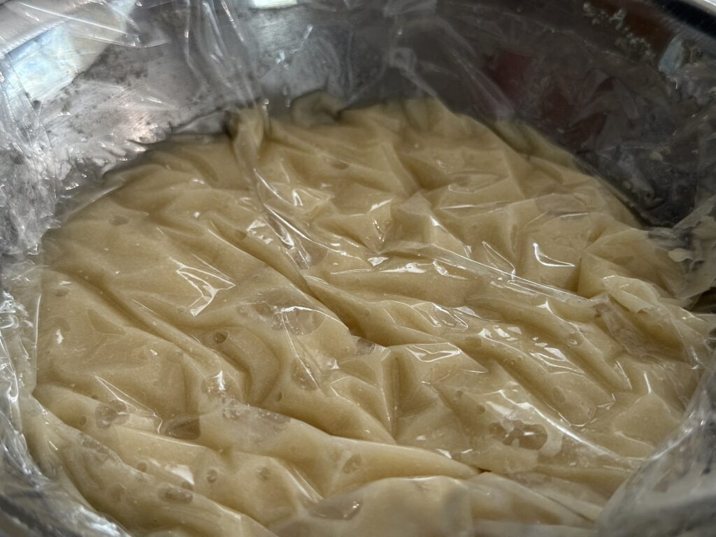 パネトーネグラッサをラップで乾燥防止の処置をしている