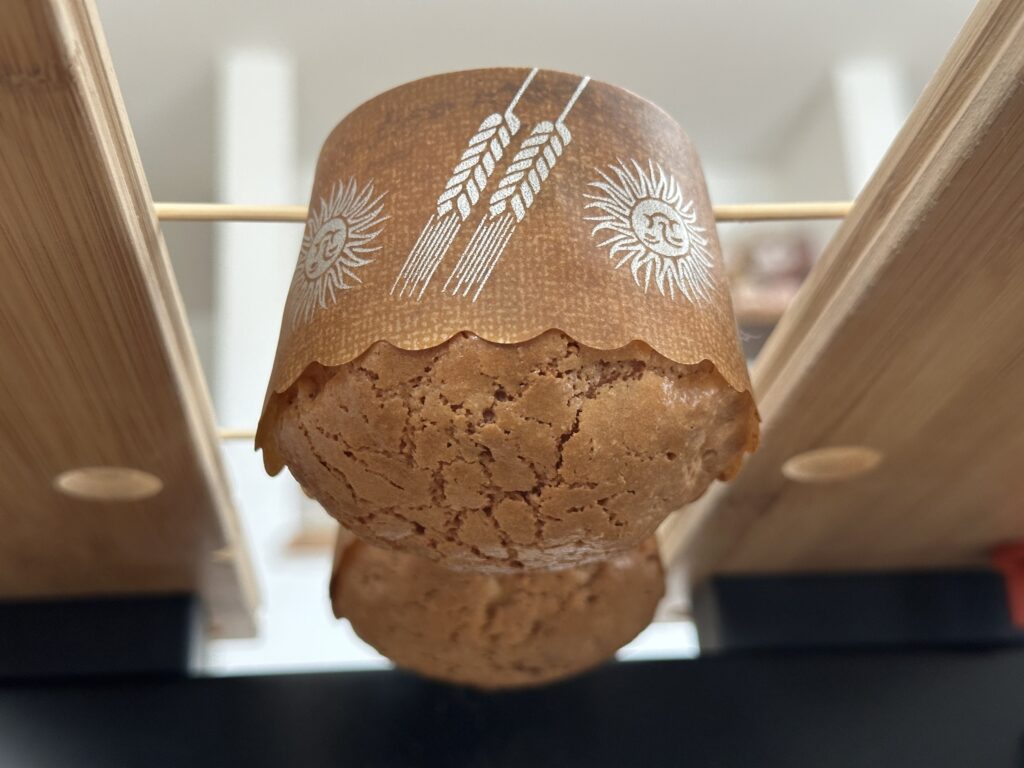 パネトーネを吊るす様子