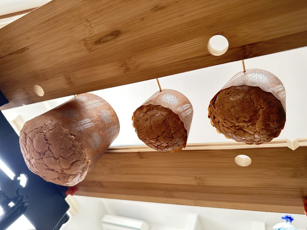 パネトーネを吊るす様子