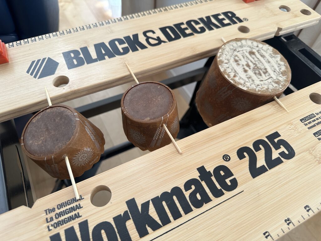 パネトーネを吊るす様子