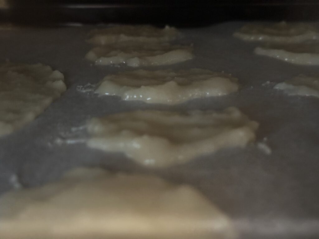 マカロン生地の焼き菓子をオーブンで焼成中