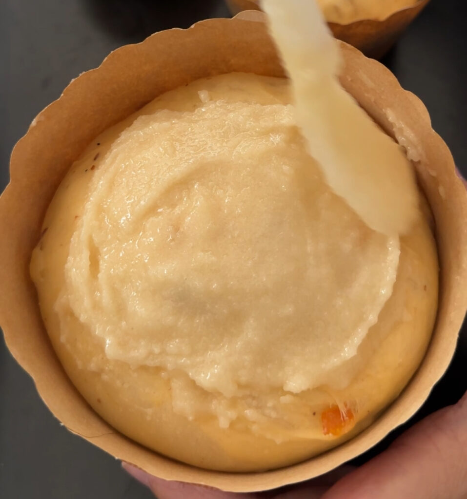 パネトーネグラッセを塗っている様子