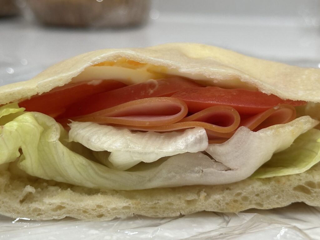 ピタパンの断面（具材入り）