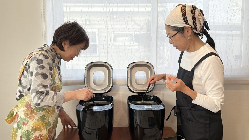 生徒様（ホームベーカリーでこね中）