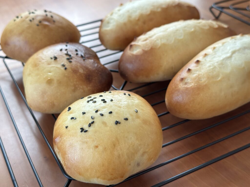 焼き上がったあんぱんとピコパン