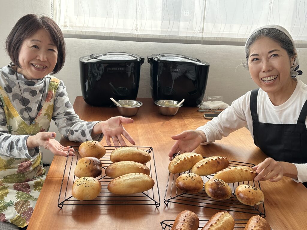 焼き上がったあんぱんとピコパン、笑顔の生徒様お二人