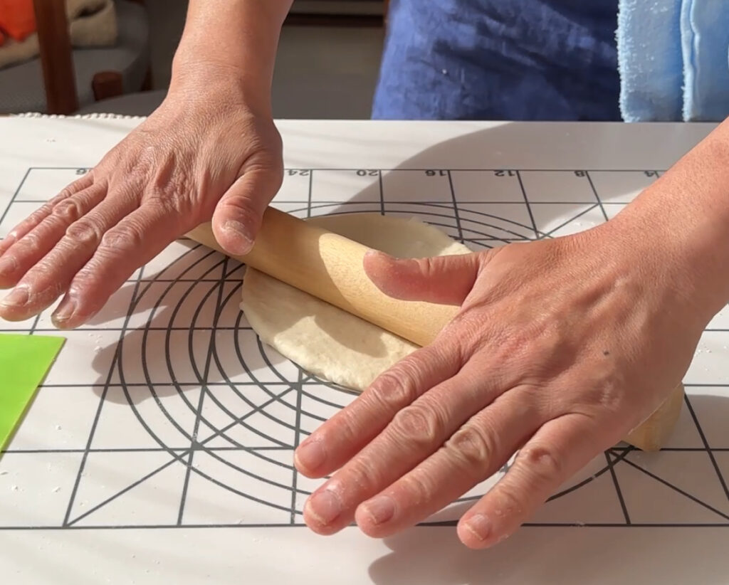 めん棒で生地を伸ばしているところ