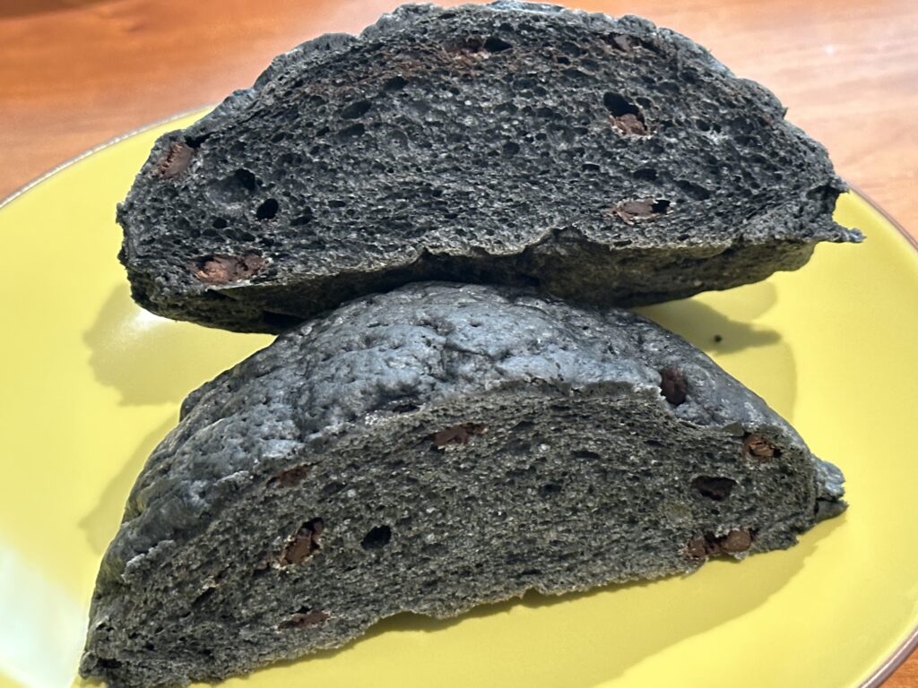 セブンイレブンの黒いパン（メロンパン）
