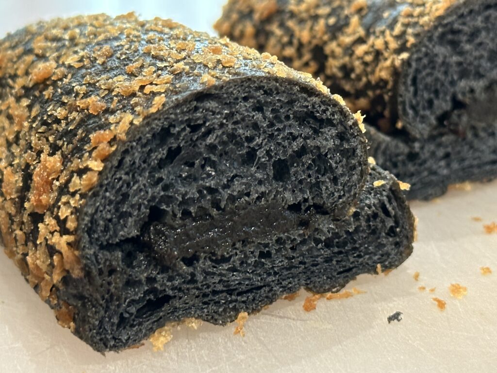 セブンイレブンの黒いパン（カレーパン）
