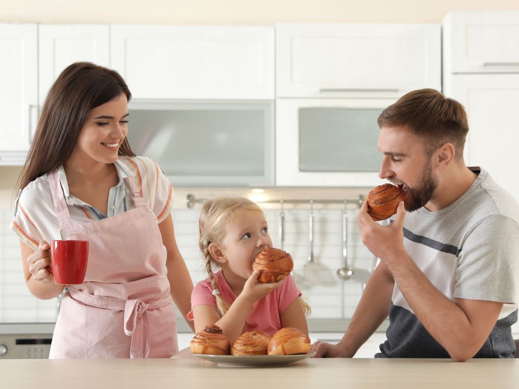 家族で仲良くパンを食べている