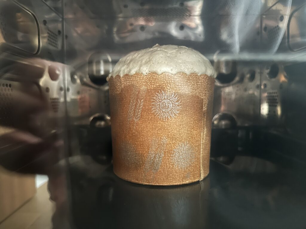 焼成中のパネトーネ