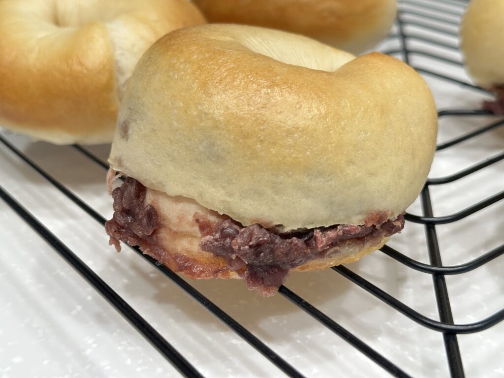 具材が飛び出たベーグル