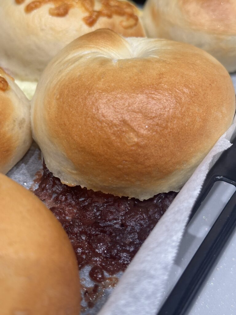 具材が飛び出たベーグル