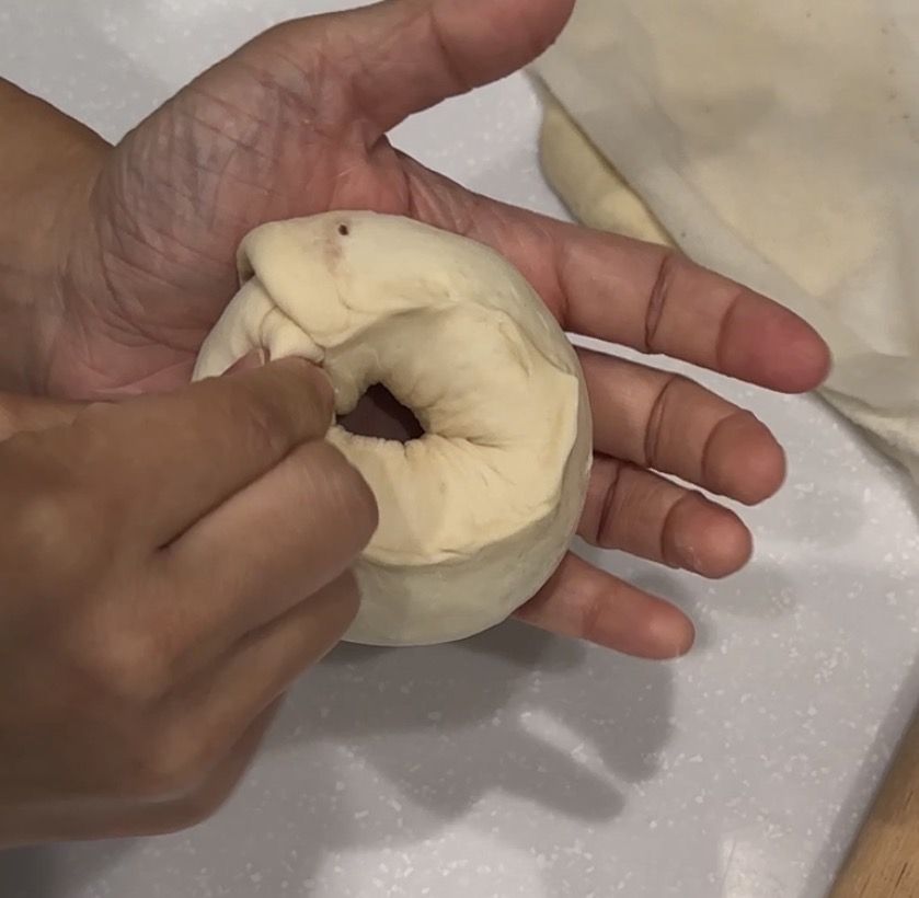 ベーグルの底をつまんでいる様子