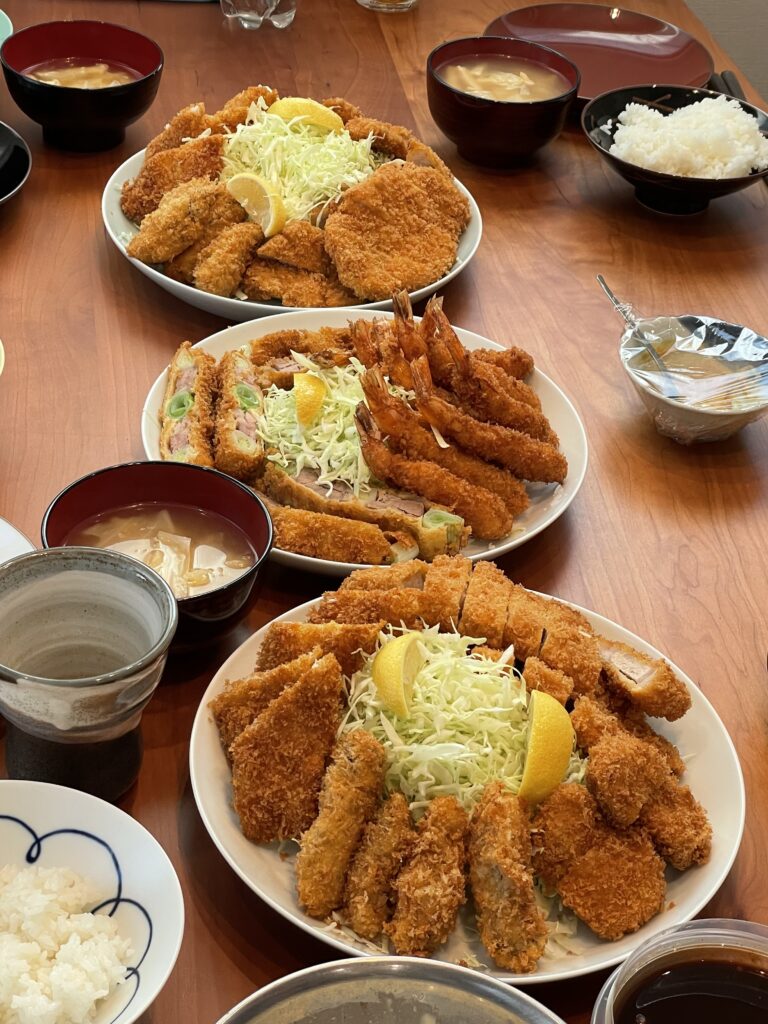 テーブルにトンカツが並べてある