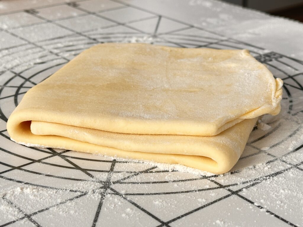 クロワッサンの折り込み作業