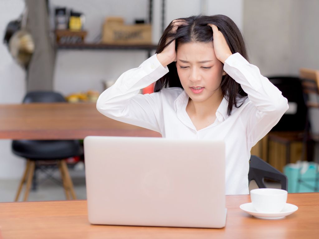 パソコンの前で悩むひと