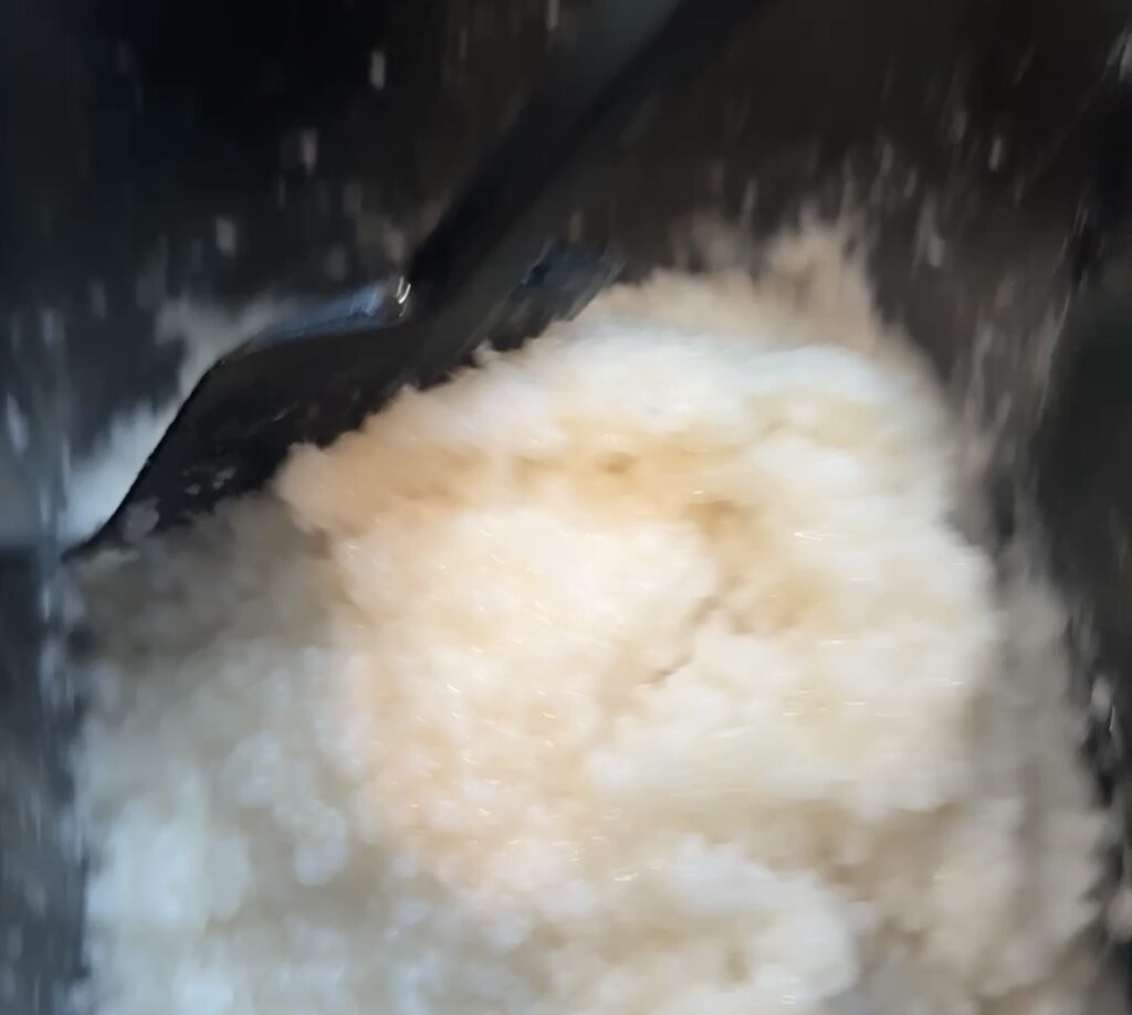 餅をヘラで寄せている様子