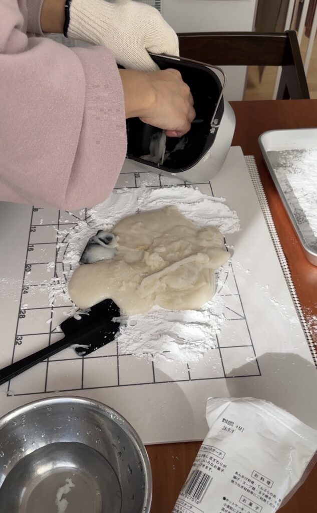 濡れた手で餅をケースから出している