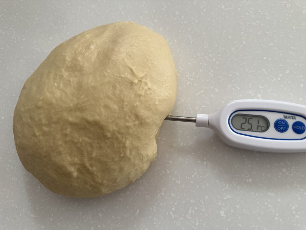 生地の温度を計測している