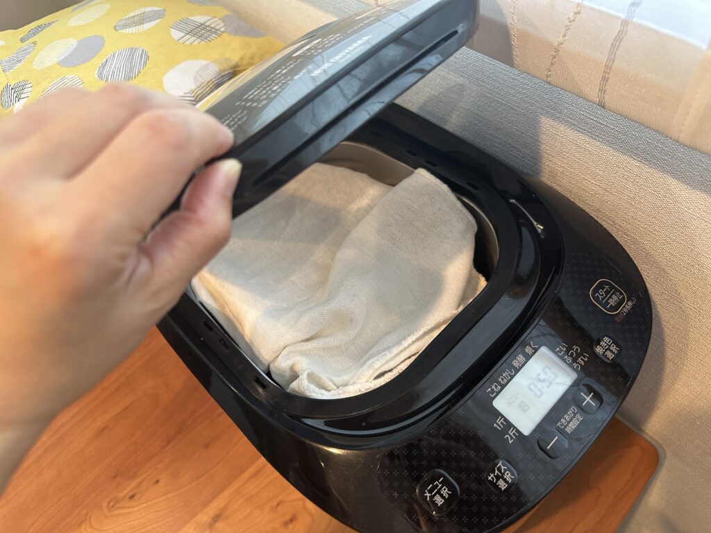 ホームベーカリーに濡れ布巾を被せて乾燥対策