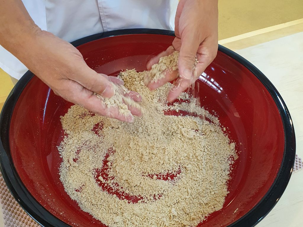 蕎麦粉をこねた状態