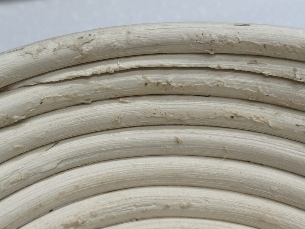 生地がこびりついた発酵かご