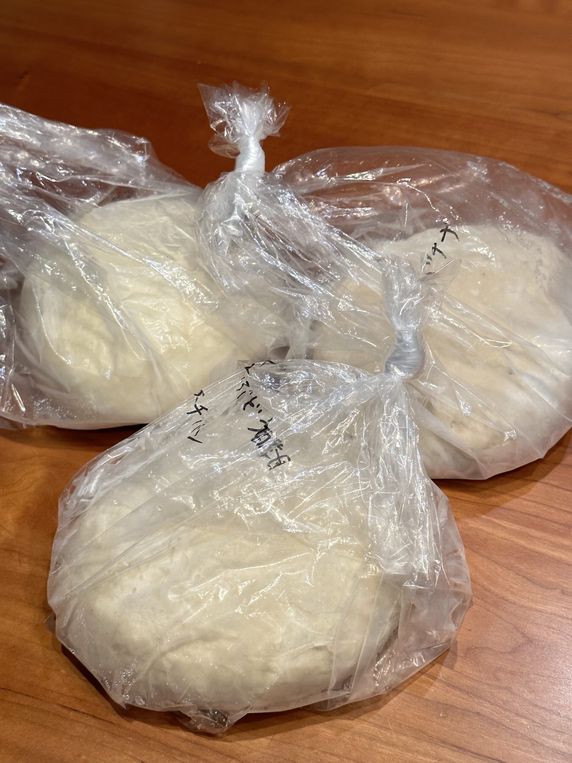 生地をビニール袋に入れている