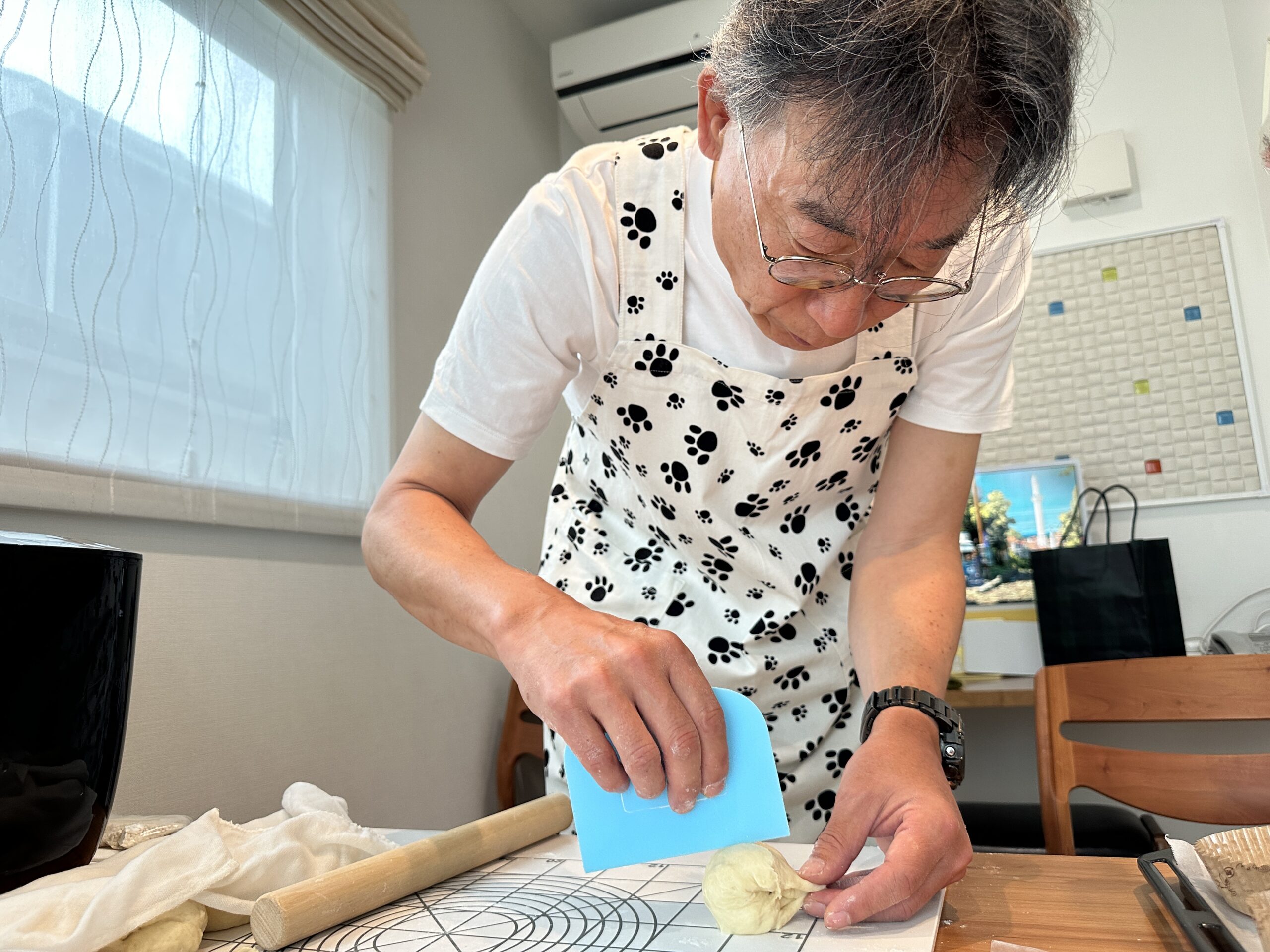 生地をカットしている