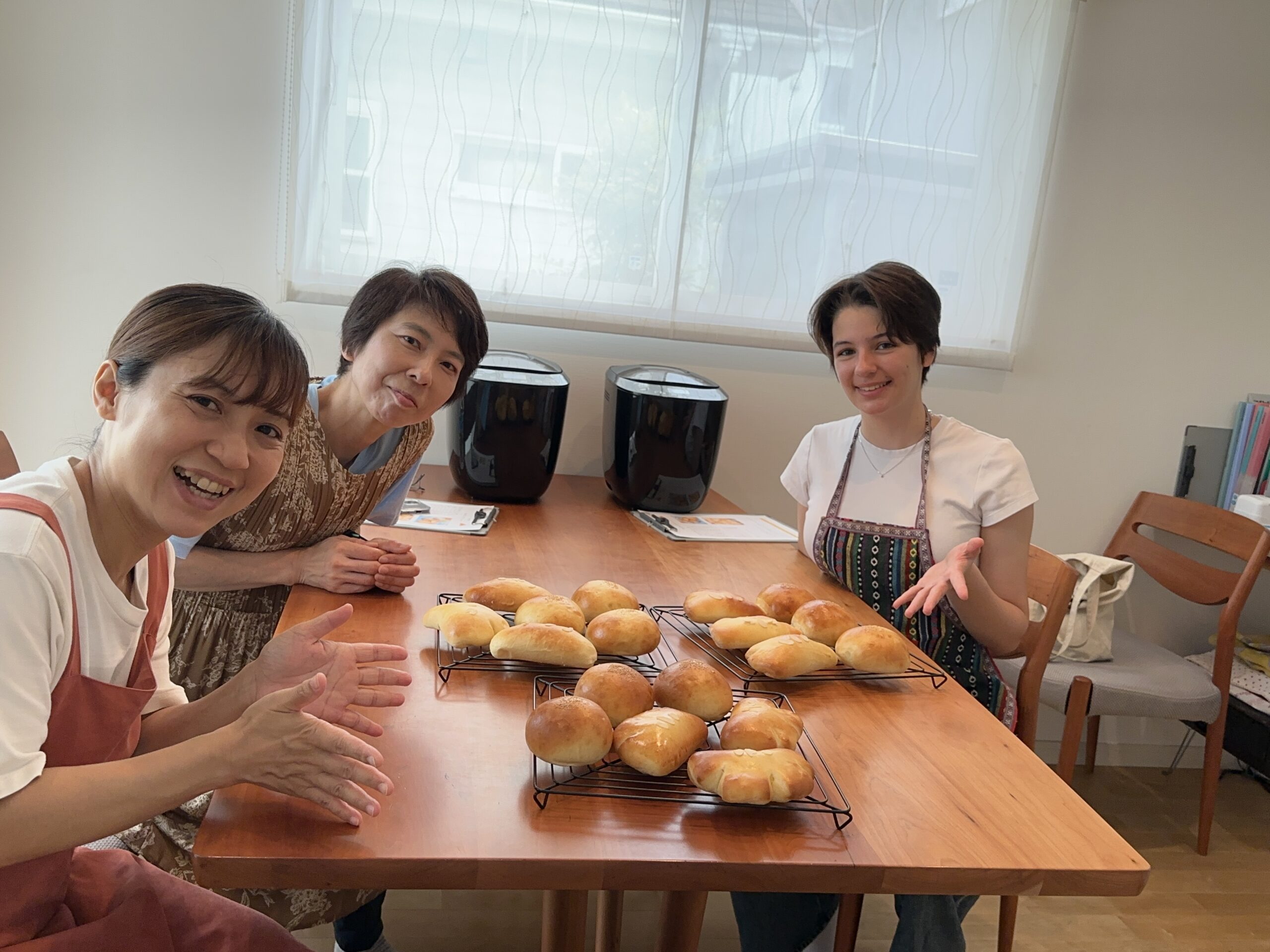 焼きたてパンを囲んで