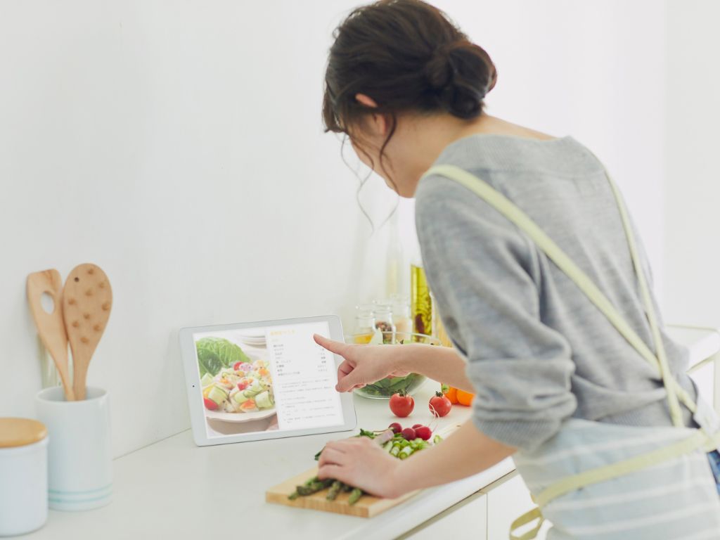 レシピを確認する女性