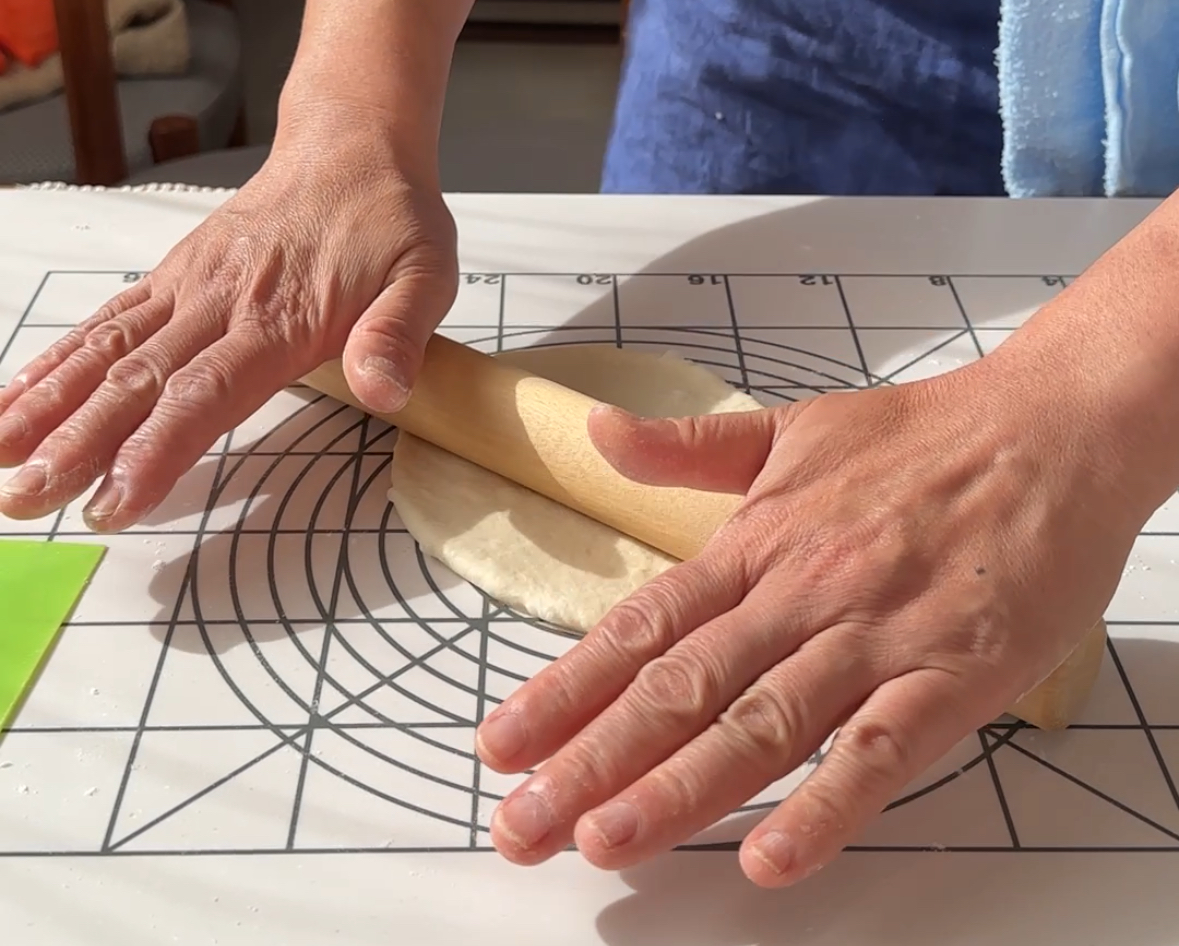 めん棒で生地を伸ばしているところ