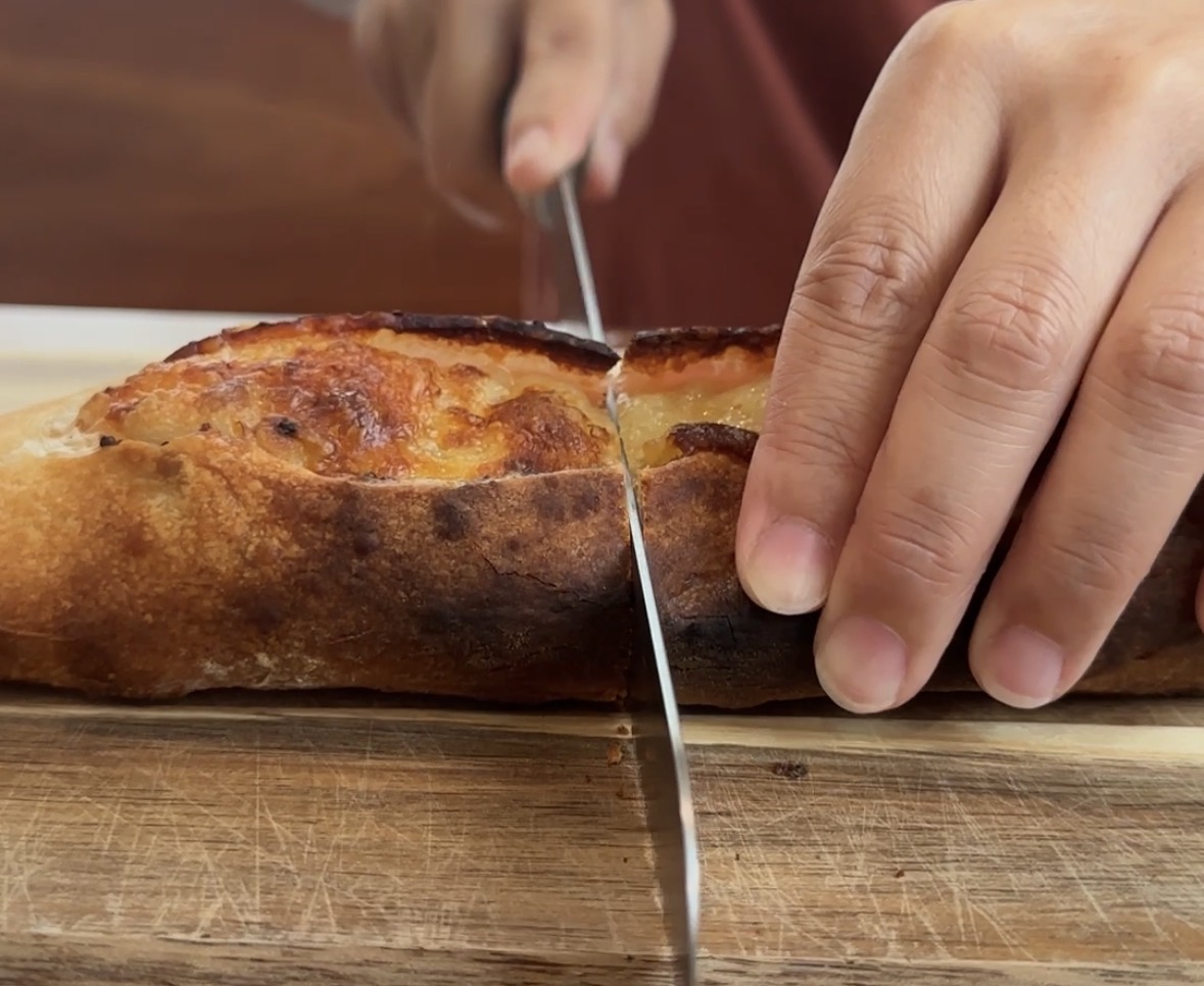 関孫六パン切りナイフでバゲットをカットしている