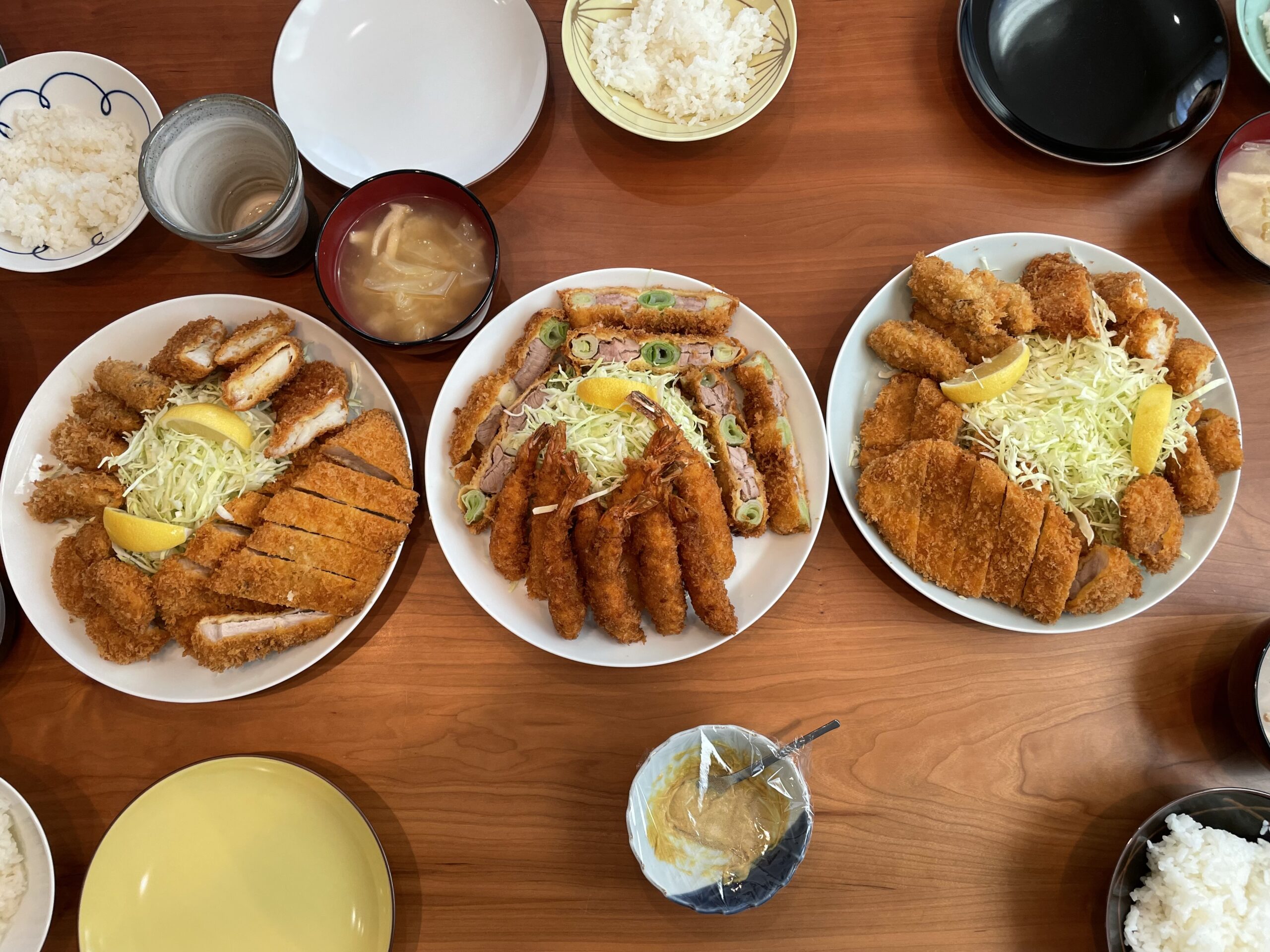 テーブルにトンカツが並べてある