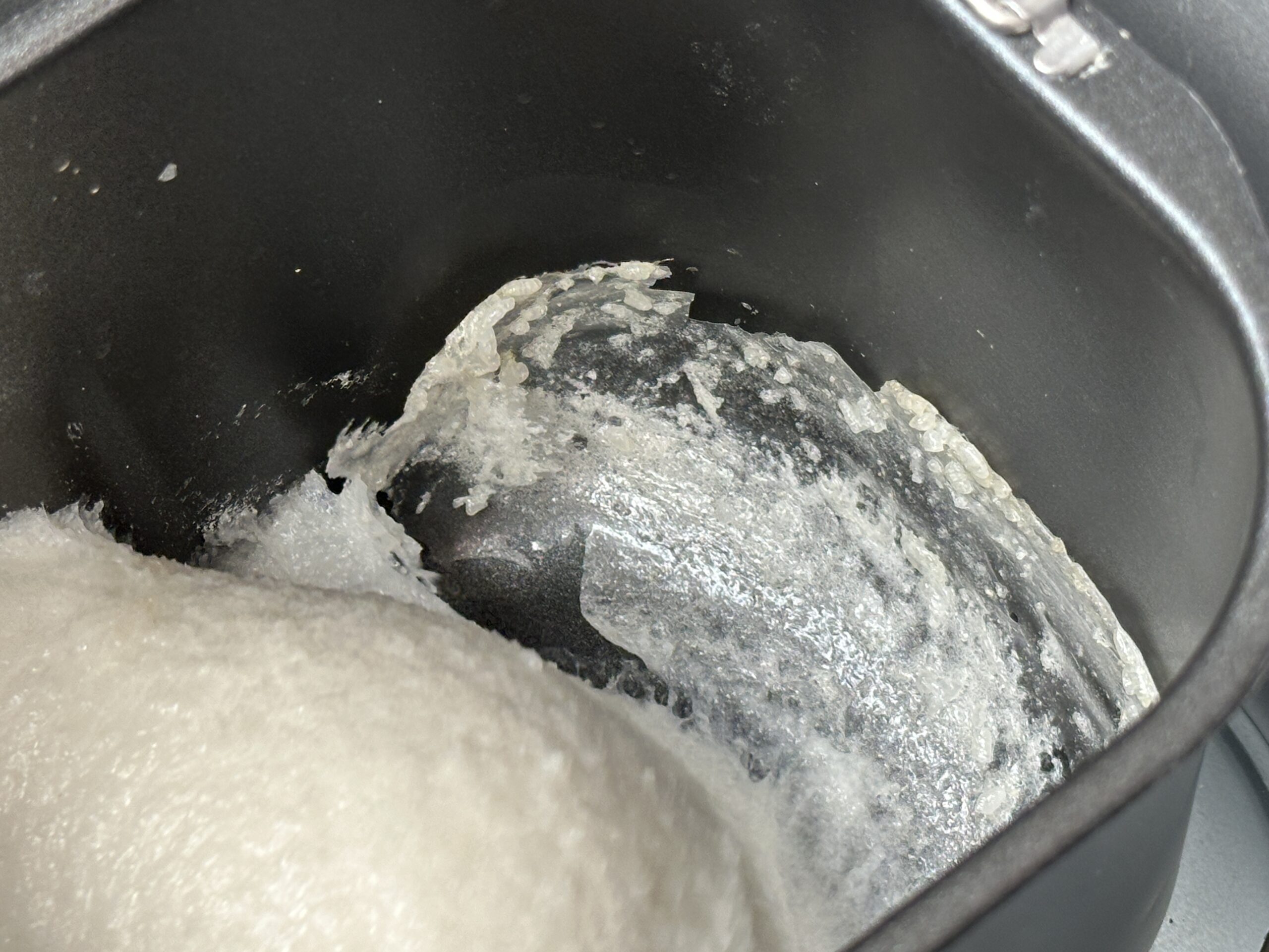 ケースの側面にくっついてカピカピになった様子